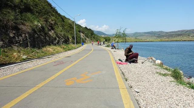 Lisi Lake and the path around the water on the western edge of Tbilisi