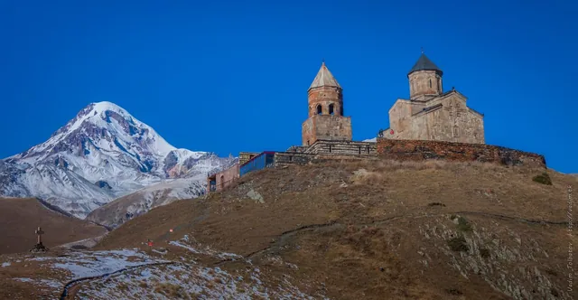 Tbilisi to Kazbegi by car: route, road, stops and tips