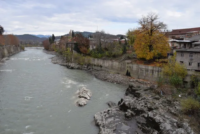 The Rioni in Kutaisi: white stones, the embankment and autumn trees